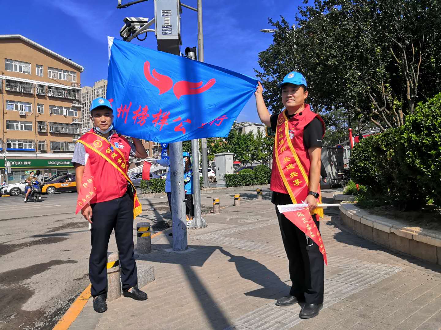 <strong>美女将双腿张开让男生草</strong>